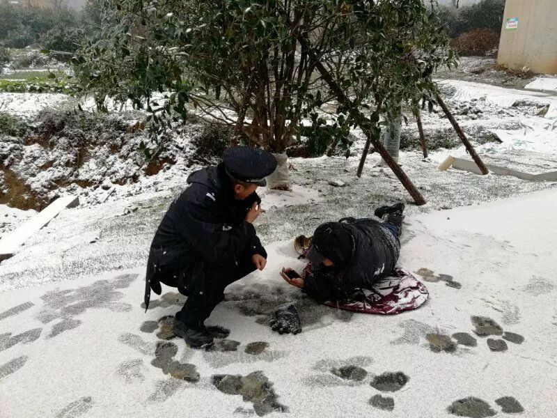 电动车雪地滑坡骑车男摔倒冻成雪人民警来后先把外套脱了