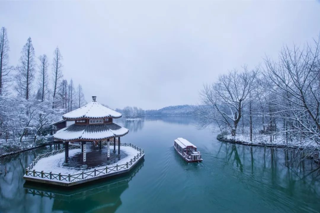 早起去西湖边绕了个圈,雪景真的美呆了