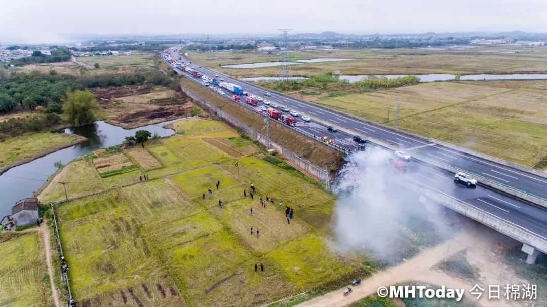 潮惠高速棉湖上浦路段一火车发生着火,现场黑烟滚滚