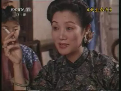 1990年,在《武生泰斗》中出任美人蕉,从风尘女子变身为恶毒后妈.