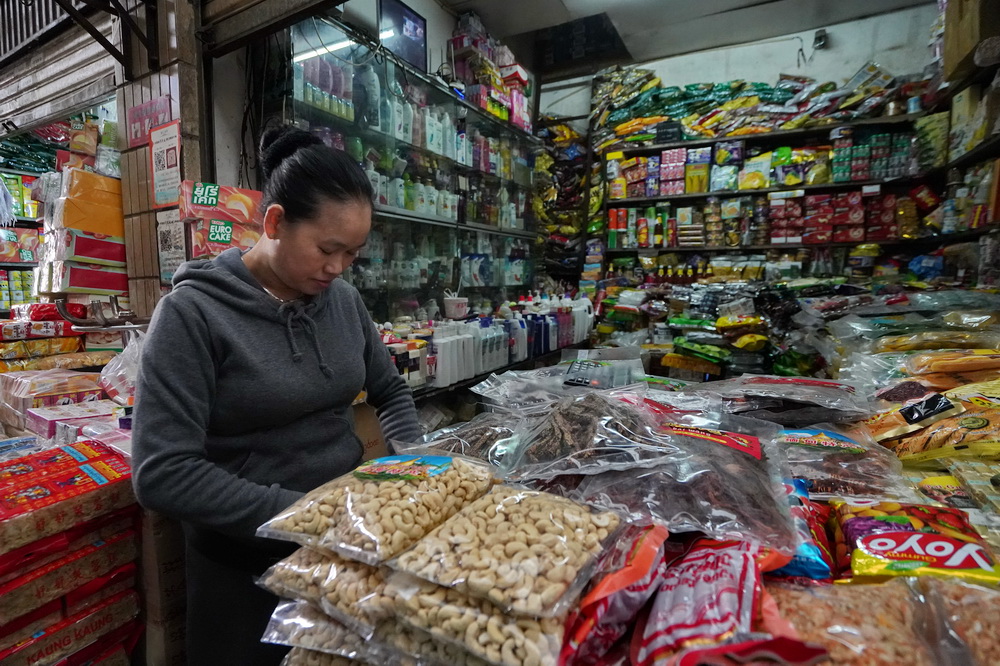 这个农贸市场很大,有多家专门卖缅甸和泰国食品,香烟和小商品的摊贩