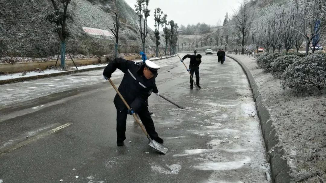 1月28日凝冻持续:小高山雪景最亮眼 凯里北部草原变成滑雪场