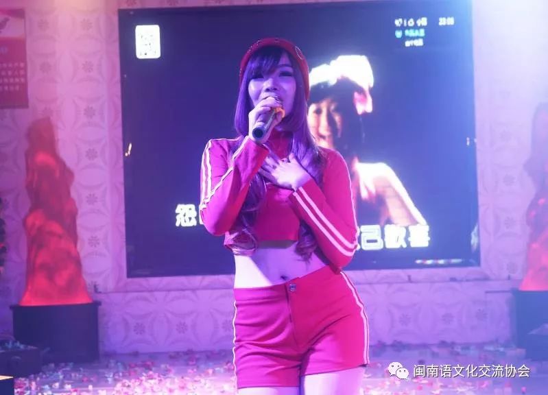 吴总为惠女风韵舞蹈队颁发牌匾吴总为小小惠安女妞girl舞蹈艺术园颁发