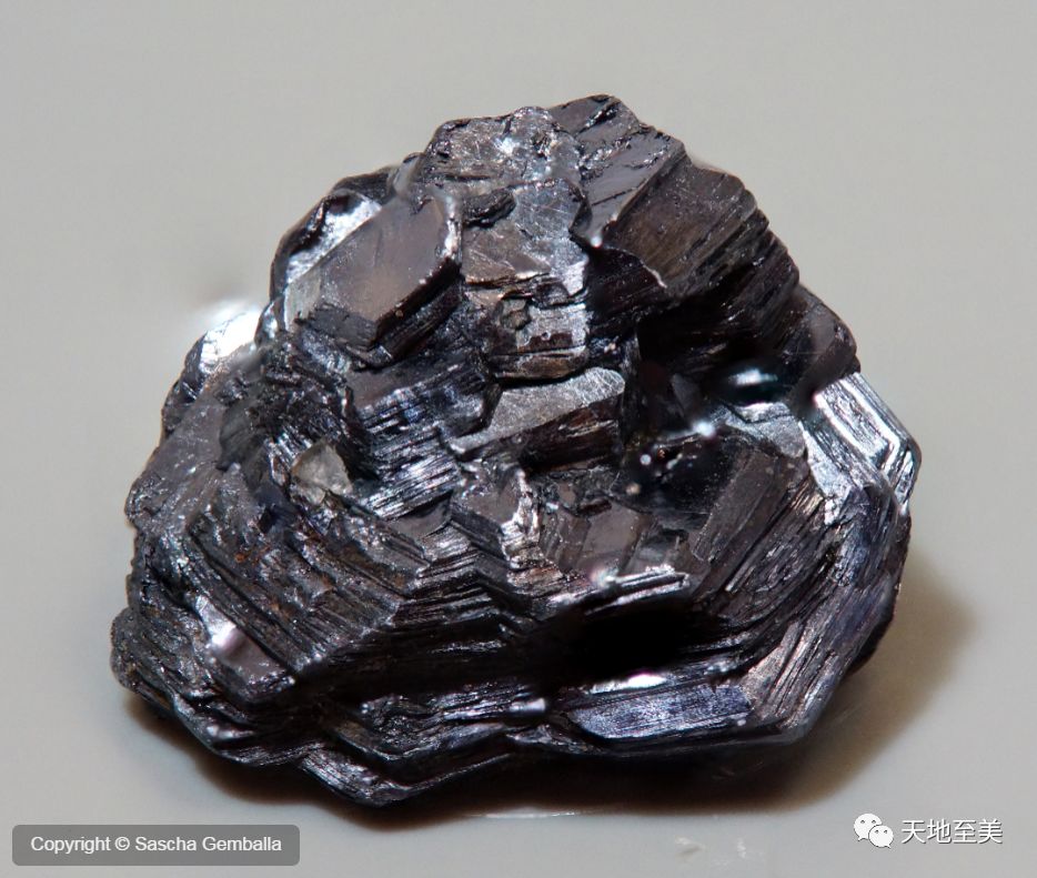 2,辉钼矿(molybdenite)1,电气石(tourmaline)三方柱晶体的矿物有