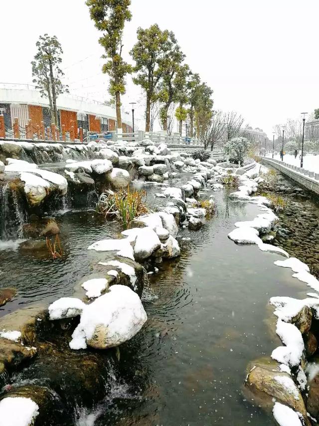 汉中天汉长街冬日雪景展现独特风景