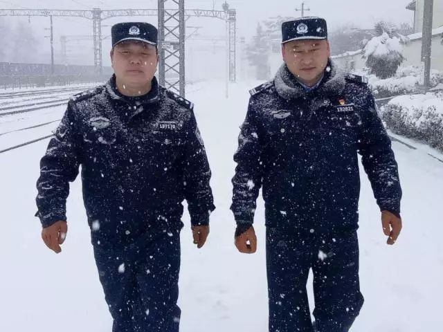 无论风霜雨雪我们警警相随