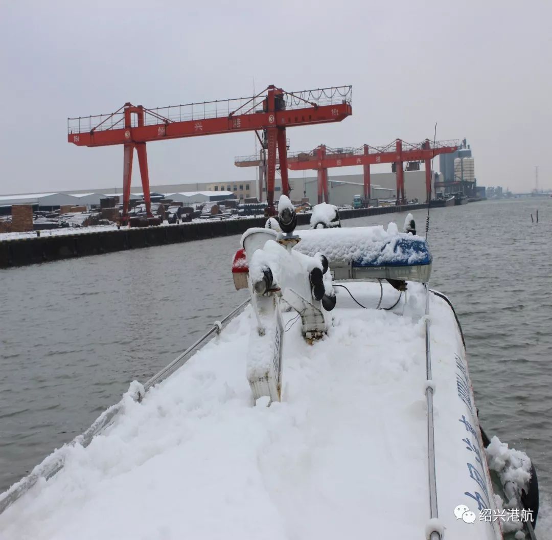 浙场大雪中的港航人