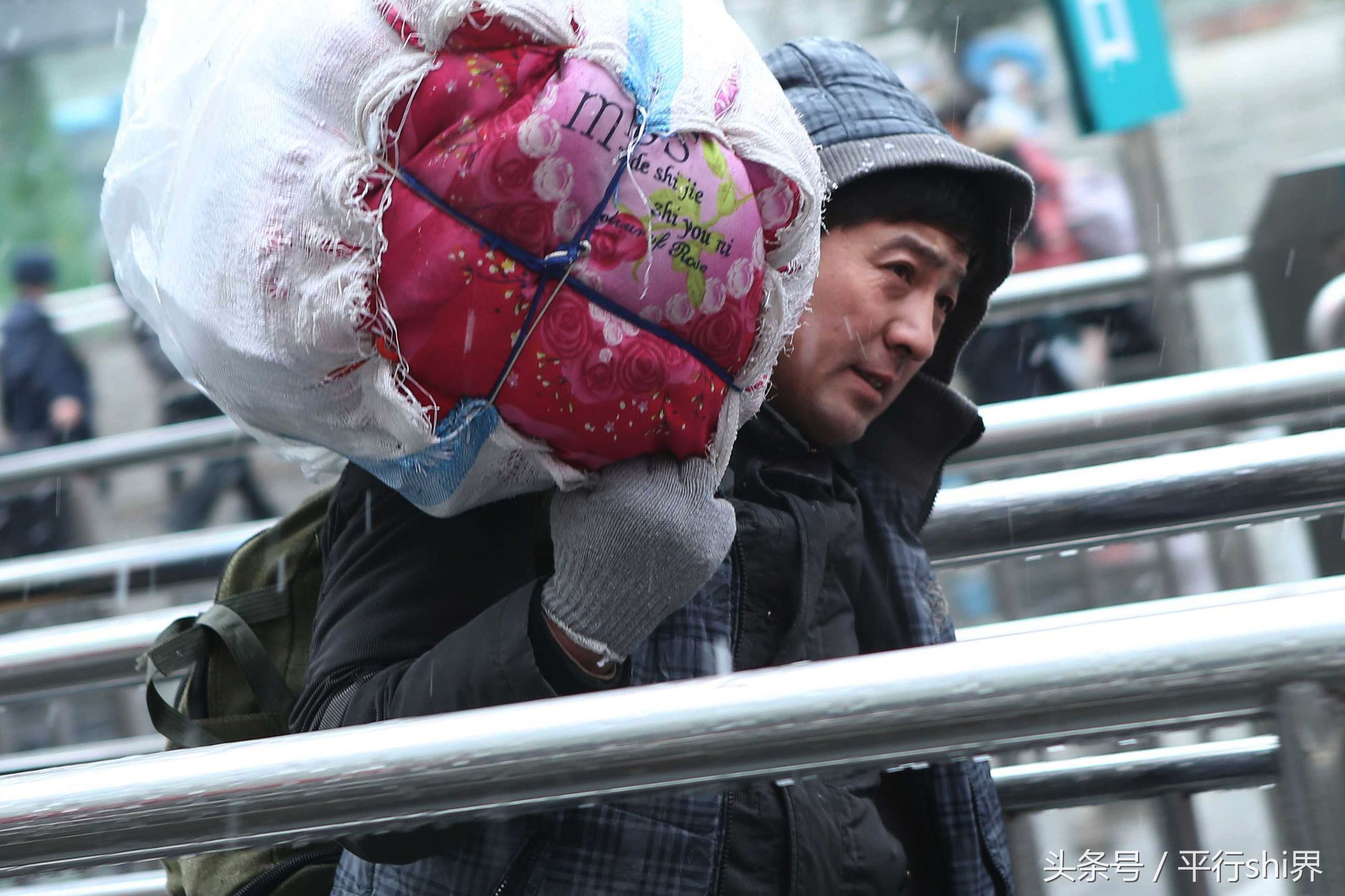 他们扛着包挑着担嘴里含着票,这些农民工的风雪返乡路让人心酸