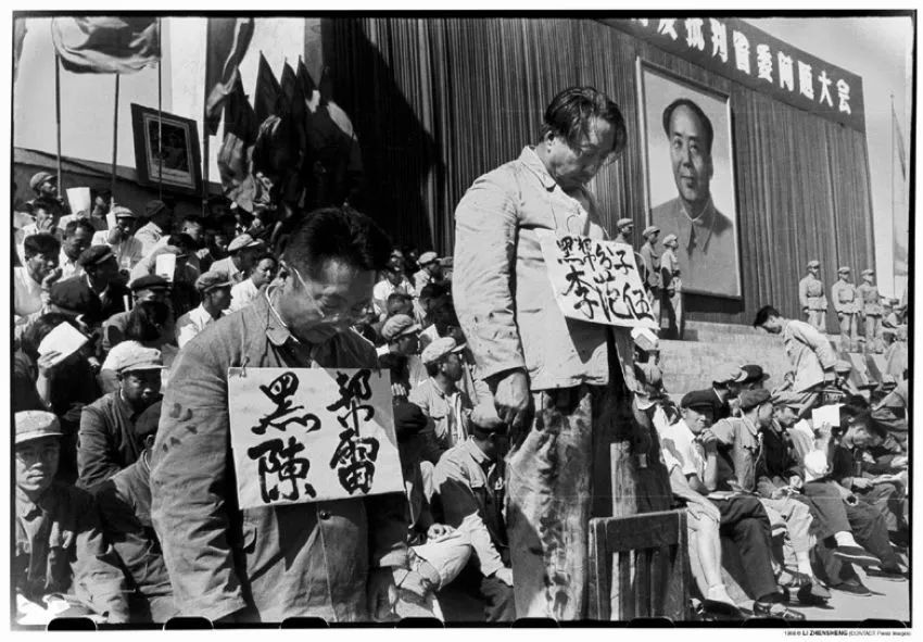 红卫兵大串联的潮水在祖国大地上到处奔流.