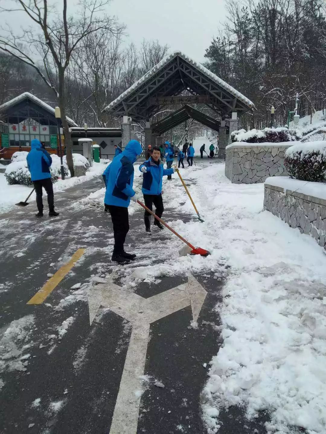 致敬"扫雪人"!两组图片告诉你,为何雪中浦口这么暖!