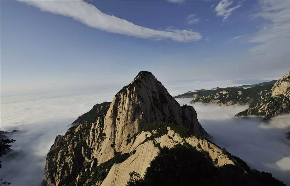 经过细心地观察,巨灵神发现在首阳山和华山之间有一条窄狭的峪道,于是