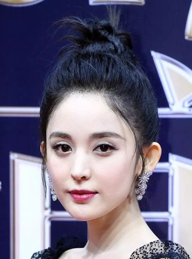 适合扎丸子头的6位女明星,迪丽热巴上榜,杨幂第2,第1非她莫属