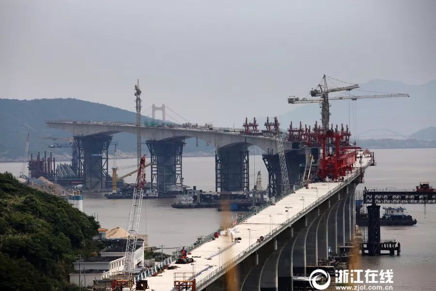 六横公路大桥主要承担港口物流的重任,项目建成后,宁波到六横直接