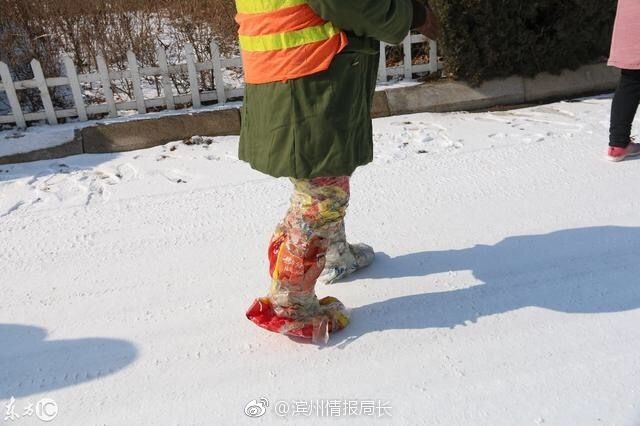 为了防止雪后鞋子浸湿导致腿部冻伤,也怕被树枝刺伤,工人