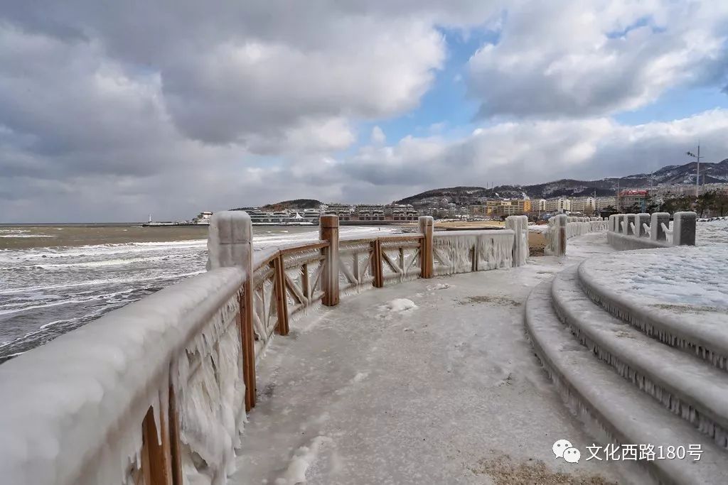 神州大地都在晒雪景时小城威海开始赏冰棱了