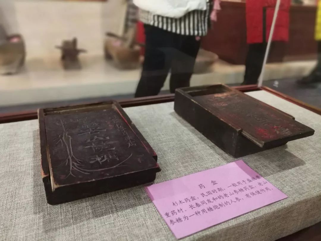 展示了古代传统中医器具,中药标本展示及一些传统的中药炮制技术等.