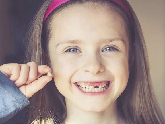 01换牙过早 一般儿童在5到7岁大的时候,首颗乳牙才开始松动并且掉落了