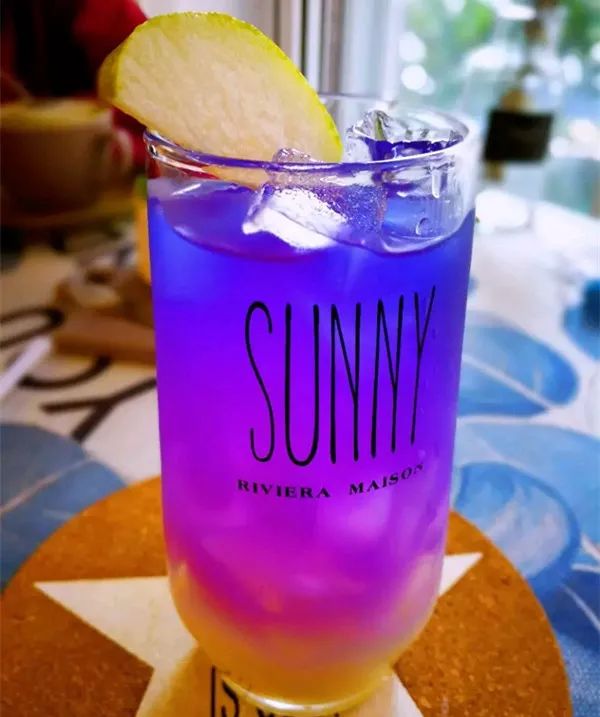 紫色渐变的饮品看起来就透出一丝神秘感,口感酸酸甜甜的,既好看又好喝