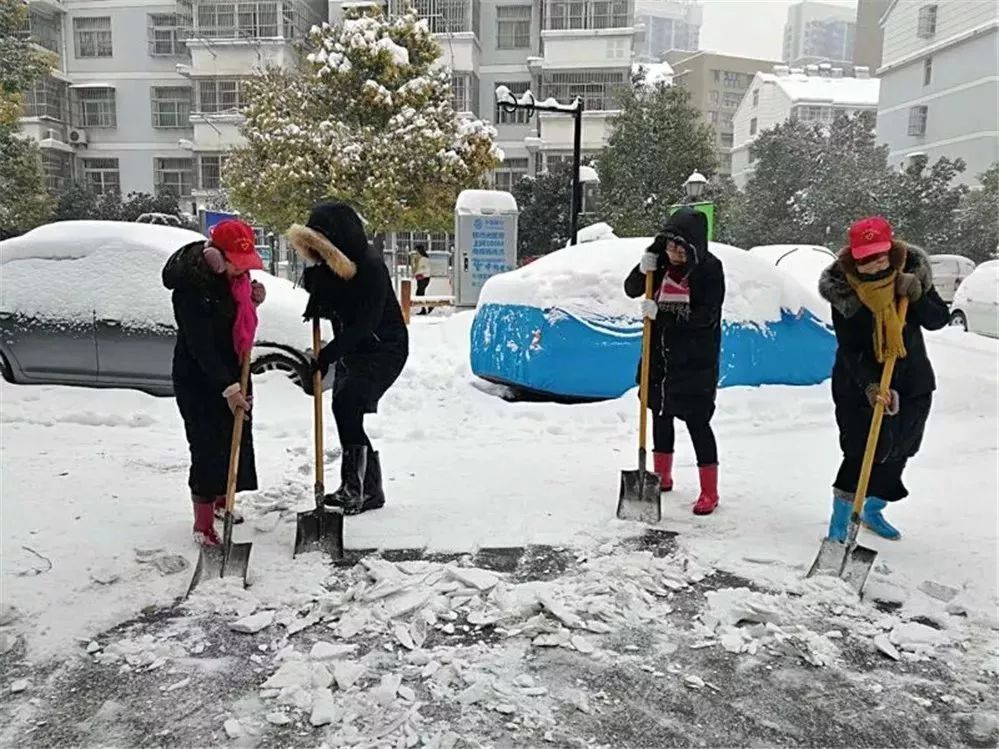 滨湖惠园社区居民通过微信群相约一起扫雪