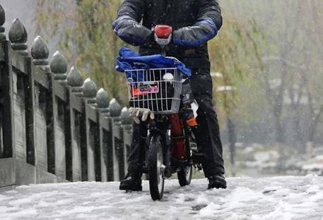 雪天骑摩托车,进入弯道欲刹车时,尽量多用后刹,否则容易发生侧滑.