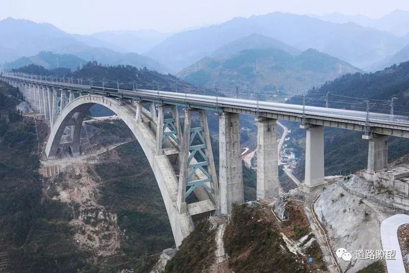 夜郎河特大桥:地形险峻