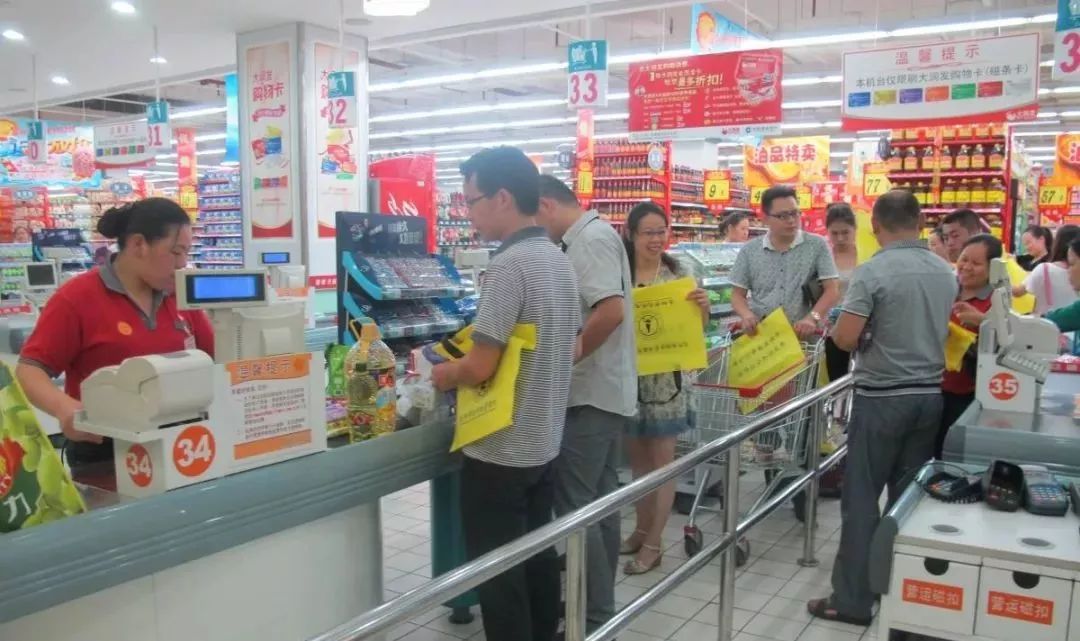 据某超市提供的数据,两侧的收银台往往比中间的人流量　.
