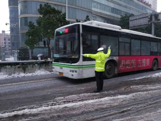 【湖南警察抗冰】下雪天最美的不是雪景,而是他们坚守