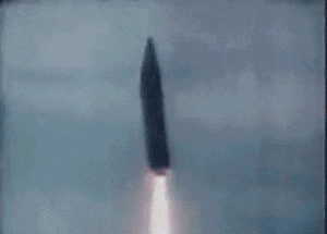 v2火箭是德国二战时期发明的液态燃料导弹, 其技术一直被苏,美,甚至