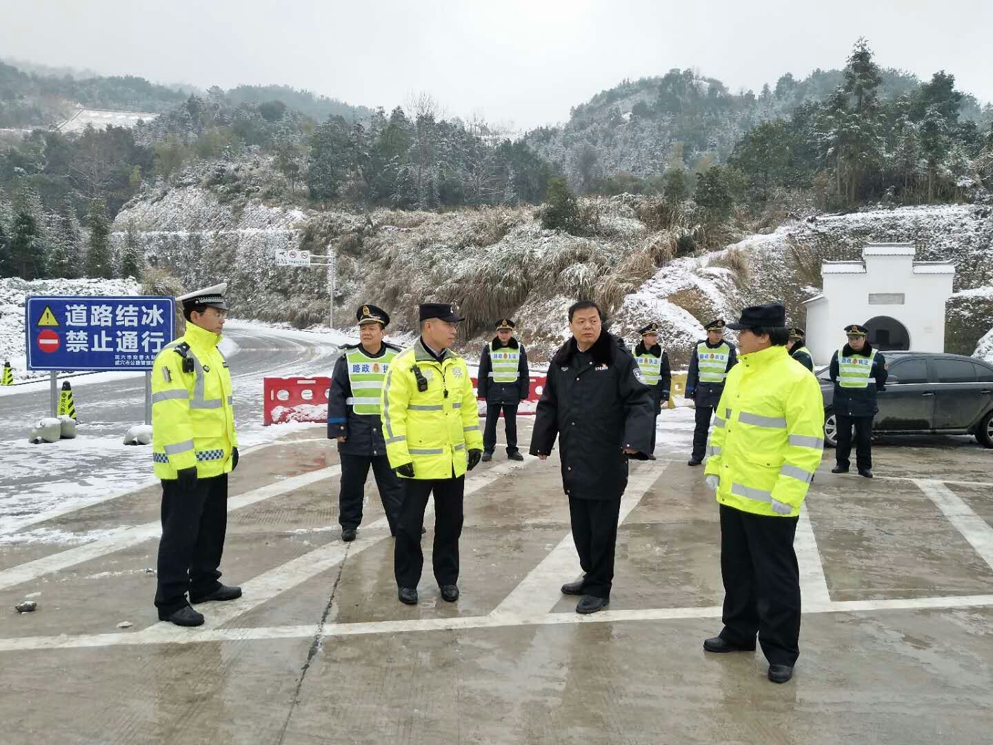 市公安局全体民协警在以副市长,公安局长夏学明为班长的党组领导下