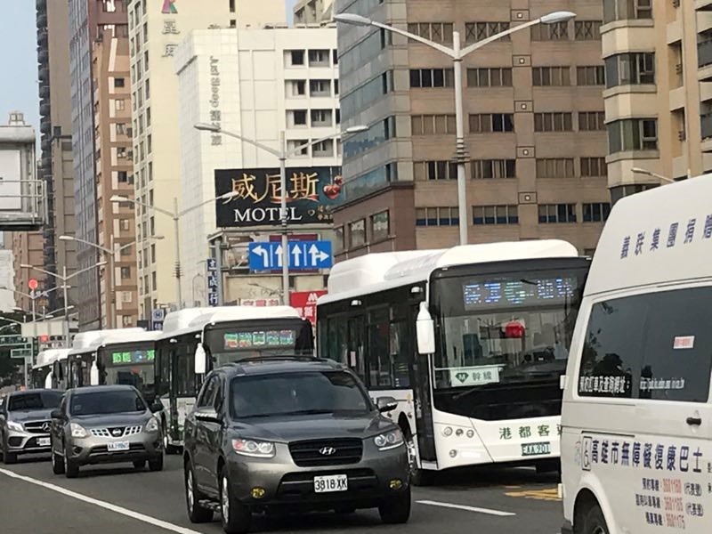 搭载微宏快充电池的公交在高雄市街头运营