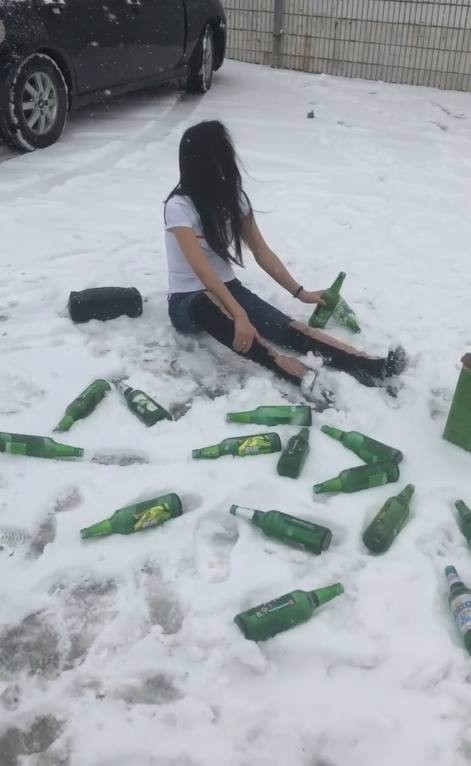 女子下雪天坐雪地疯狂饮酒,只因失恋太伤人!