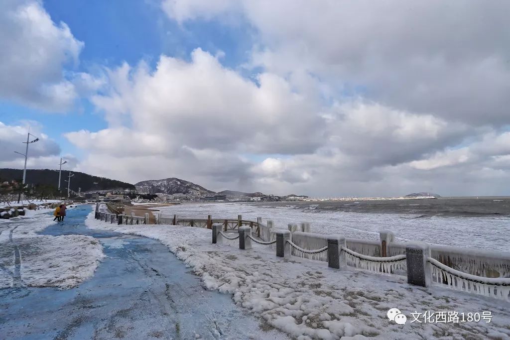 神州大地都在晒雪景时小城威海开始赏冰棱了