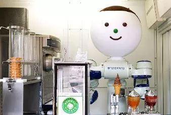 制作美味冰淇淋快乐的机器人世界,享受美味这家机器人酒店是从2015年