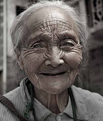 郑彬,2012年摄于巴南区接龙镇,90多岁的老人,看见镜头露出慈祥的笑容