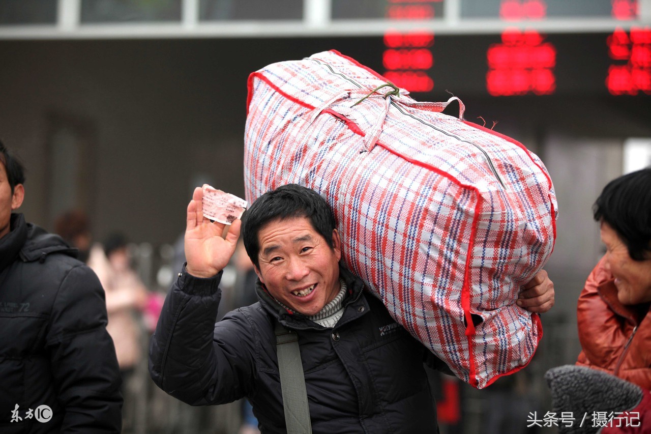 图为外出务工的农民工带着行李下车走出安徽亳州火车站.