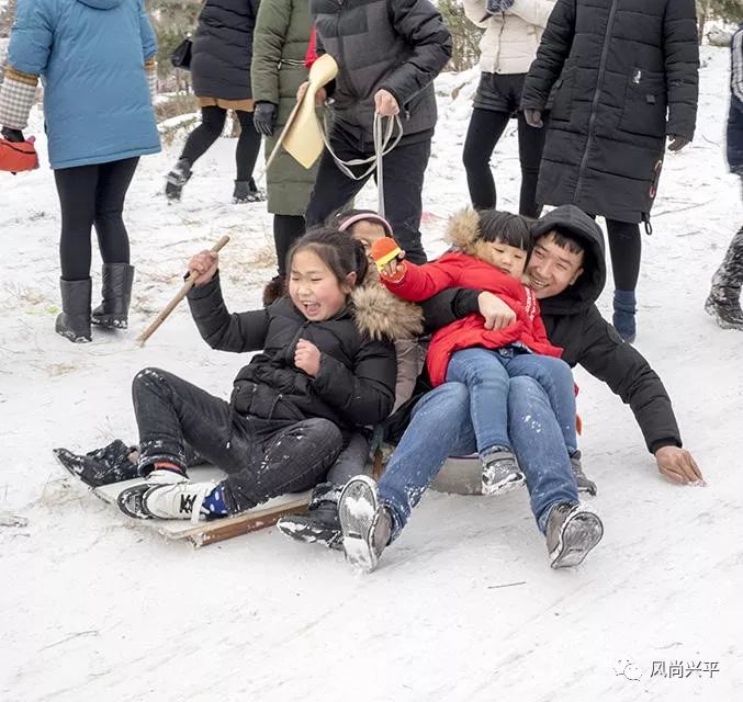 滑雪的孩子们