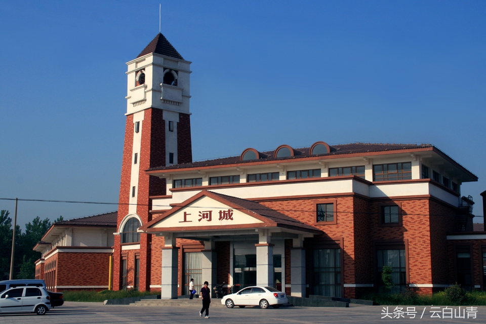 这是2009年5月7日上河城商业区标志性建筑建成后.