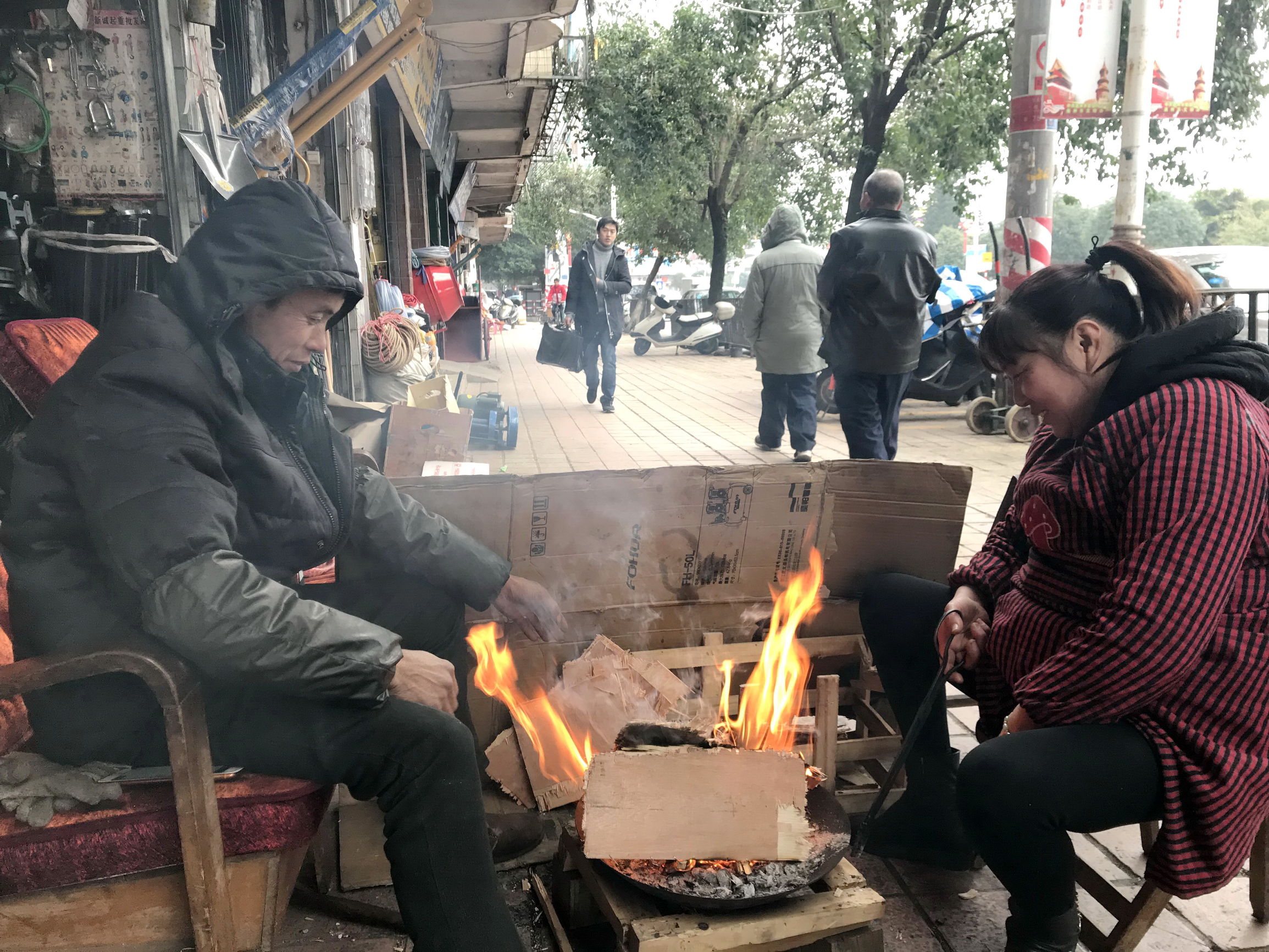 你家的烧火盆点起了吗?突然降温 连广州街头都有人烤火取暖啦