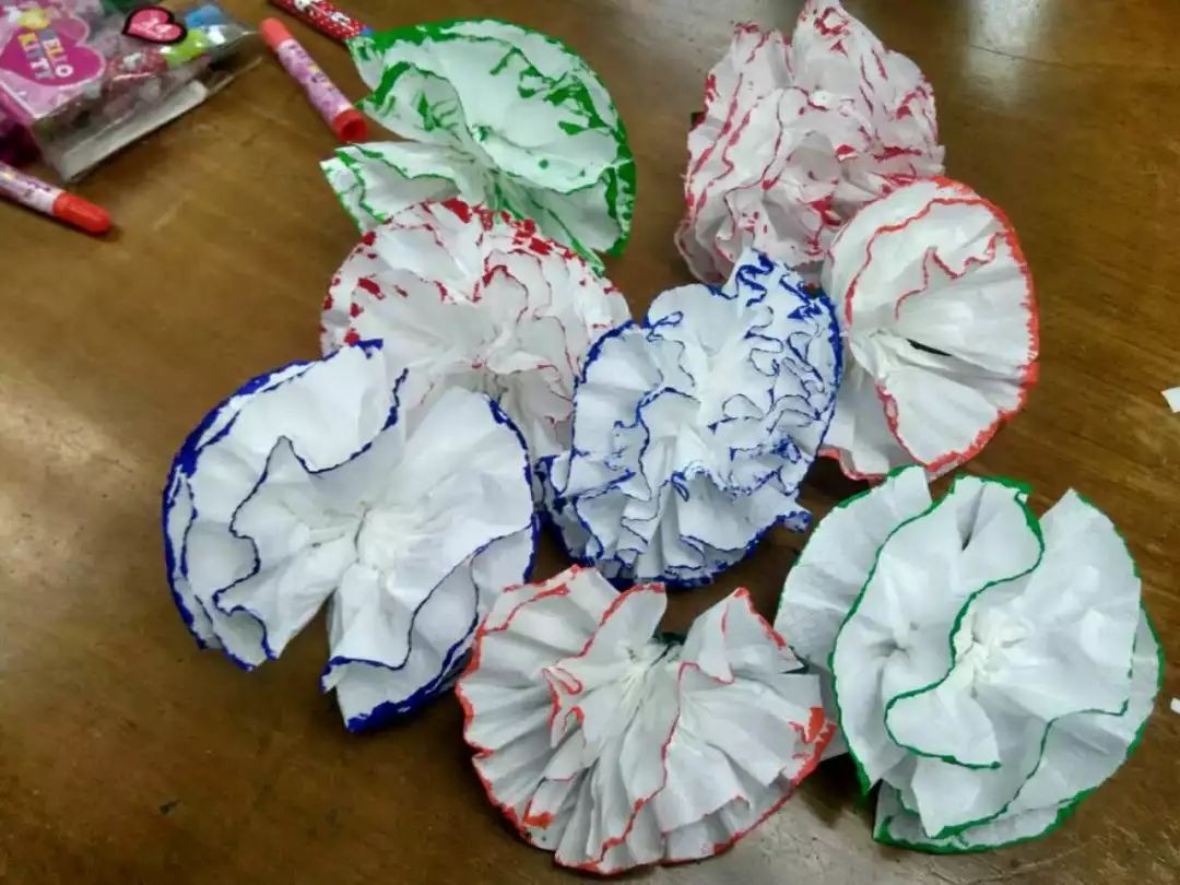 今天的手工课是用纸巾做纸巾花,学员们在志愿者的耐心指导下,大家