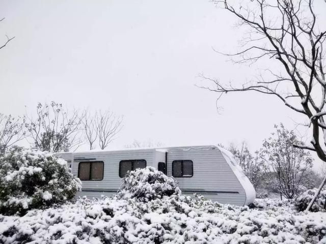 途居镇江圌山房车露营地 瑞雪纷飞飞满天,小窗下,围炉煮茶,寒冬里