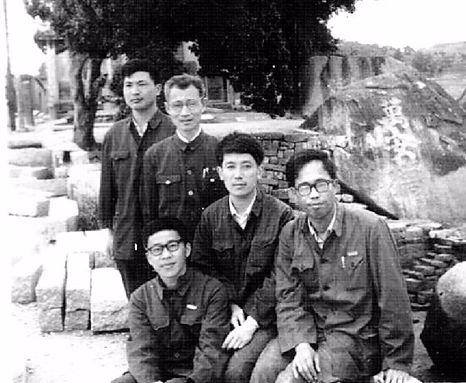 1979年,杭州大学4位首批宋史研究生合影,倪老先生是照片后排中间那位.