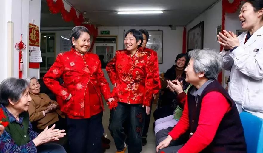 除了年夜饭,压岁钱之外,穿新衣服是小时候过年最大的盼头了.