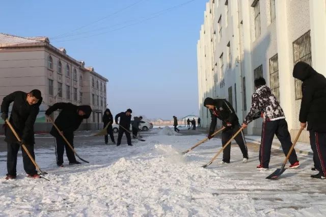 东营区一中史口分校校园扫雪除隐患