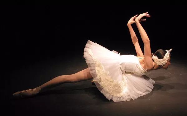 她是芭蕾舞界华人传奇 全球最美长腿超模也羡慕
