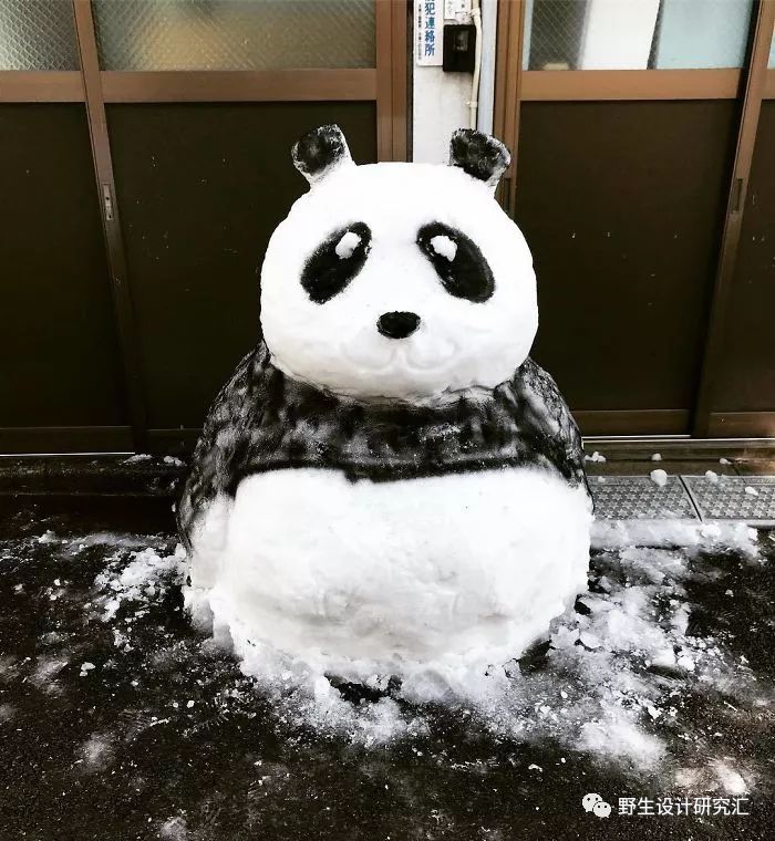 据说一年一度的堆雪人大战开始了