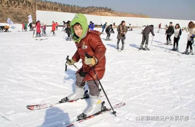 永年佛山滑雪场就坐落在河北省邯郸市,雪场占地面积452 000平方米