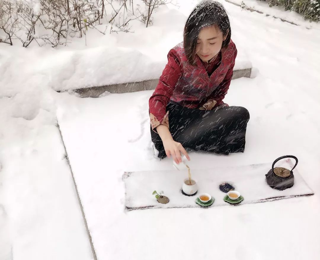 门店故事瑞雪纷飞好时景佳人烹茶暖寒冬