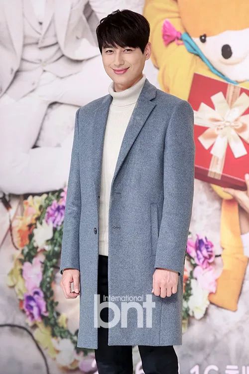 李志勋韩国演员李志勋与交往近一年的圈外女友在去年正式分手.