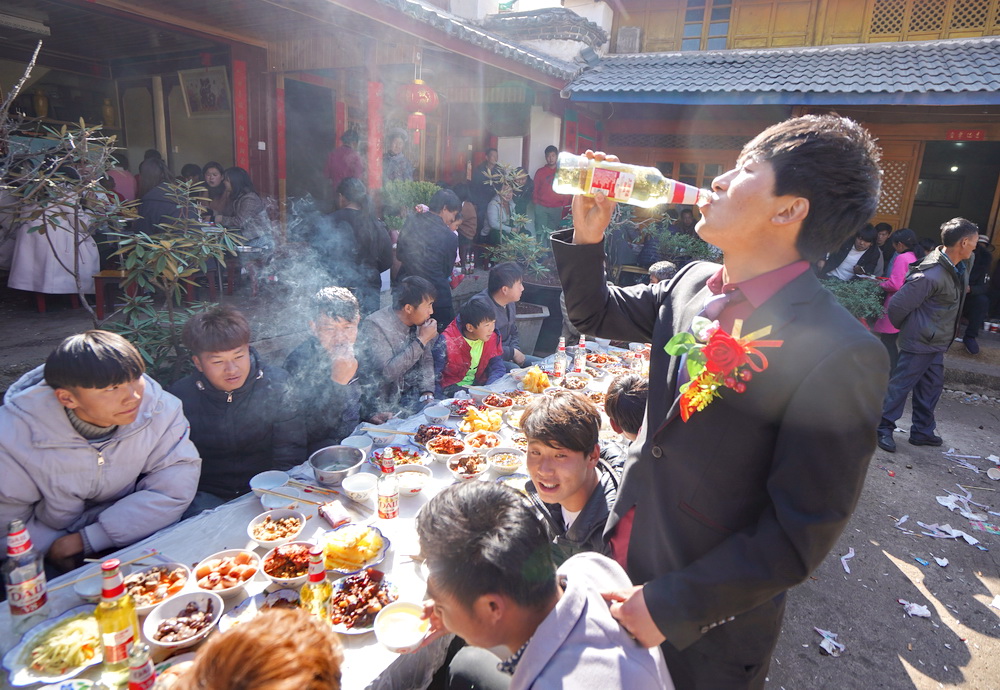 而四盘是作为配菜摆在五碗的外边四个方向,形成了"天圆地方"理念,恰似