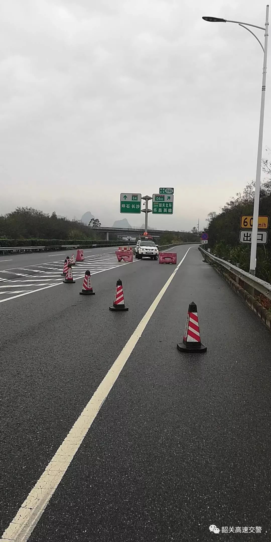 为减轻北行京港澳郴州段的车辆通行压力,韶关高速交警,路政在乐广高速